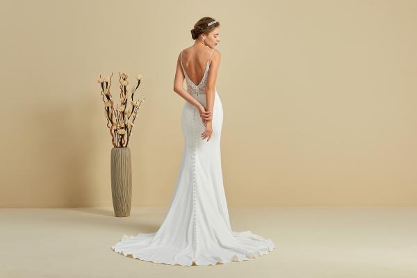 Perlenbesetztes, figurbetontes Kleid mit Träger und Crepe-Rock